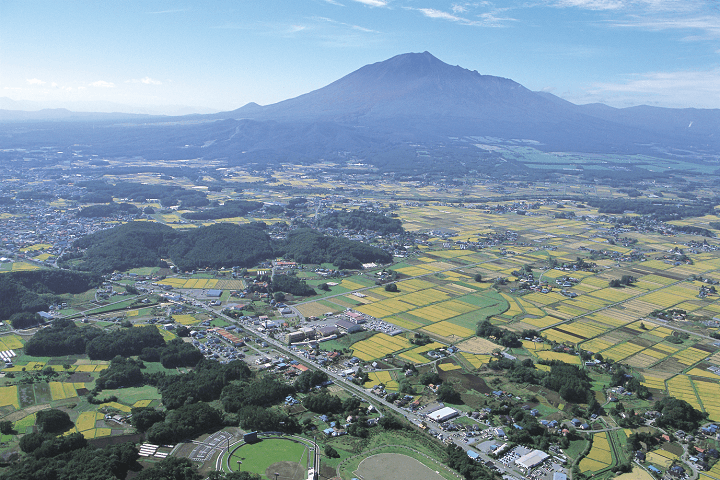 上空から岩手山を望む